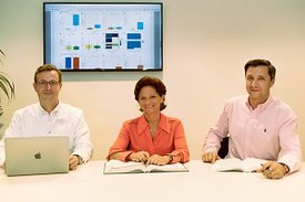 Ein Teil des Forschungsteams (von links): Prof. Dr. Timm Westhoff und Prof. Dr. Nina Babel vom Marien Hospital Herne sowie Dr. Okan Cinkilic, Leiter des Dialysezentrums in Schwerte 