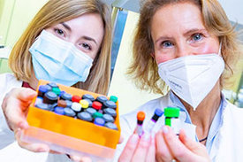 Sie analysieren das Immunsystem im Detail: Louisa Ruhl (li) und Christine Falk