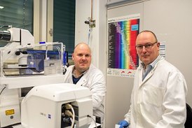 Dr. Markus Hoffmann, der Erstautor der Studie (links) und Prof. Dr. Stefan Pöhlmann, Leiter der Abteilung Infektionsbiologie am Deutschen Primatenzentrum – Leibniz-Institut für Primatenforschung