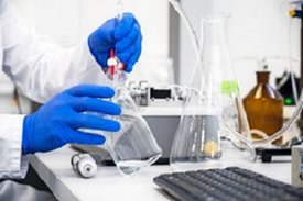 Forschende der Universitätsmedizin Halle weisen im Blut von COVID-19-Patient*innen Entzündungsfaktoren nach.