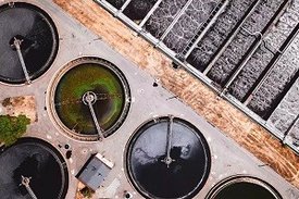 Luftaufnahme eines Klärwerks