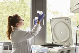 Mitarbeiterin im Labor führt eine Blutuntersuchung durch