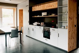 In vielen Wohnheimen teilen sich Studierende Gemeinschaftsräume wie Küchen. Hier kommt es häufig zu Kontakten.